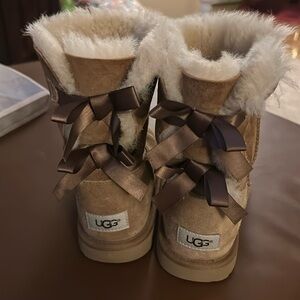 UGG Bailey Bow II. Women’s size 6